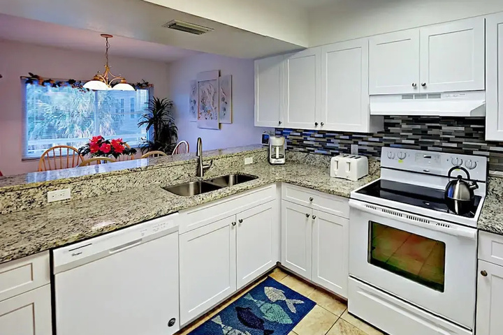 700 Gulf Blvd Townhouse #17 - 2 Br townhouse by RedAwning