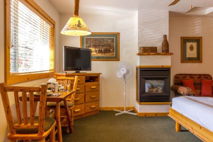 Red Wolf Lakeside Lodge