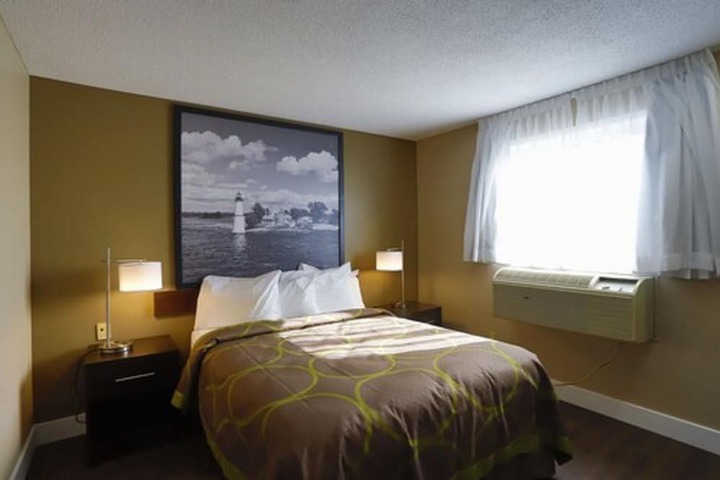Super 8 by Wyndham Ajax / Toronto On