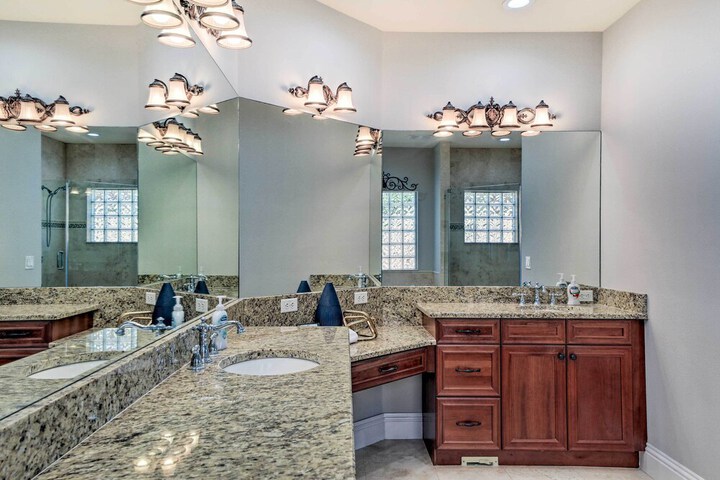 Apollo Beach House w / Private Pool + Hot Tub