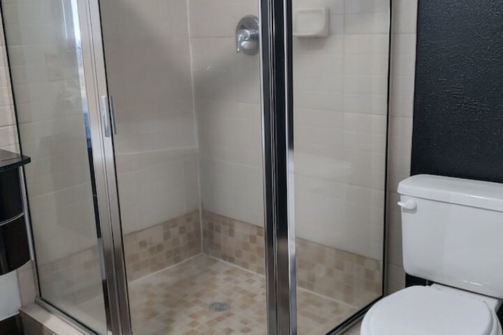 Room 6 of 18