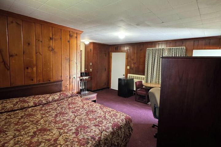 Room 33 of 46
