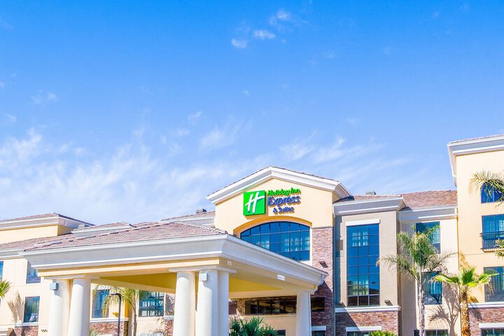Holiday Inn Express & Suites Eureka by IHG