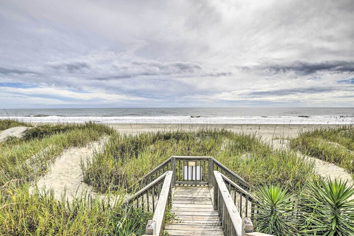 Cozy Ocean Isle Beach Condo Steps to the Beach!