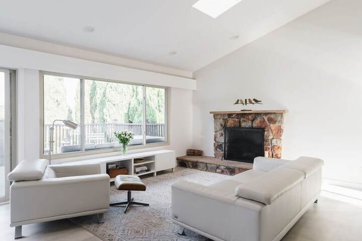 Spacious and Bright 5-bedroom Oasis Pool and Yard