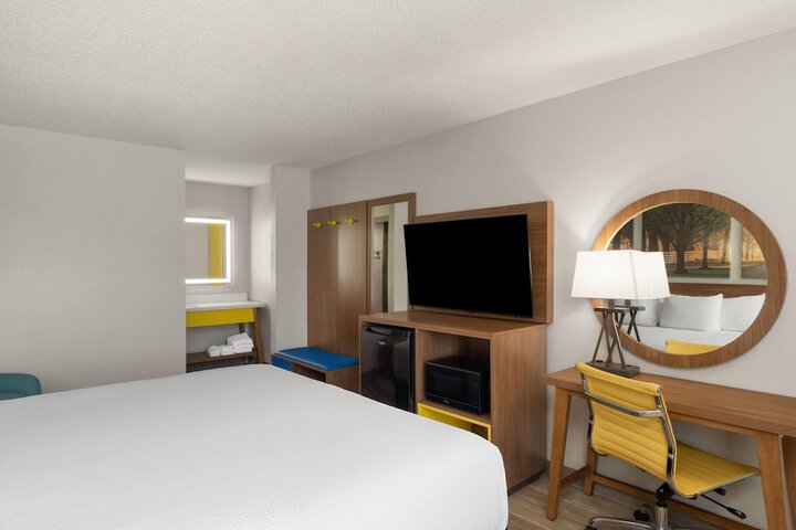 Days Inn by Wyndham Clanton AL