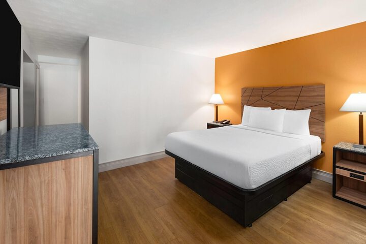 Howard Johnson by Wyndham Malden Boston Area