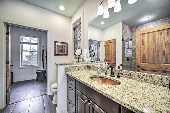On 22 Acres: Cullowhee Craftsman Home w / Mtn Views
