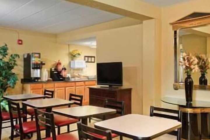 Travelodge by Wyndham Lima OH