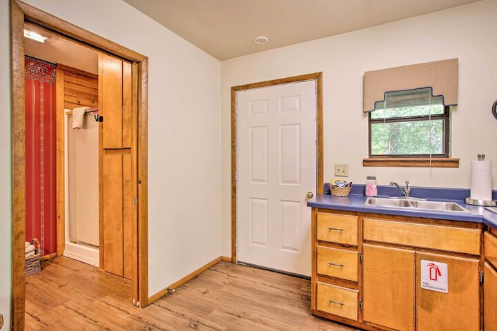 Bright Davis Escape w / Screened-in Porch!