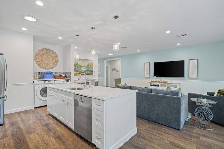 Sardinia Vacation Rental: Delightful Coastal Home near Vanderbilt Beach. Relax in a Private Pool and Spacious 4-BR Retreat with Modern Amenities. Ideal for Families. Minutes from Mercato and Local Attractions