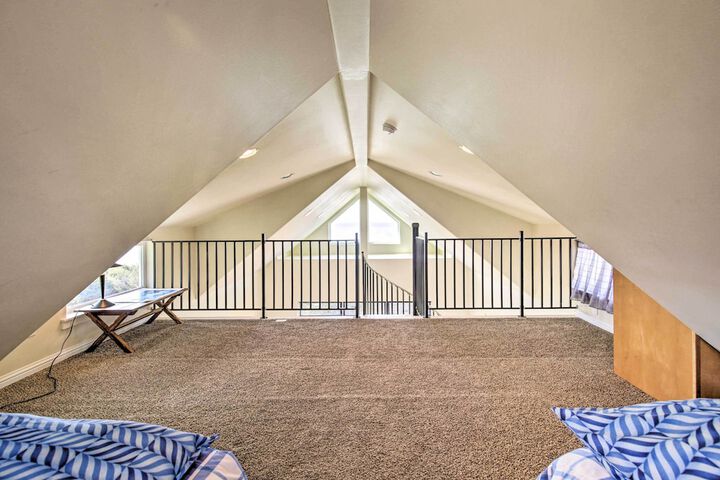 Oceanfront Cottage W / deck & Secluded Beach Access!