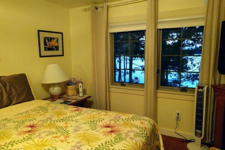 Lake Ripley Lodge w Lake Front Rooms Grand Porch, Kayaks & Paddleboard