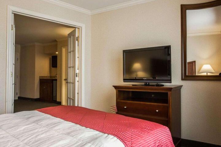 Clarion Inn & Suites at the Outlets of Lake George