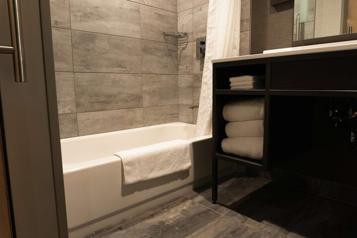 Room 53 of 173