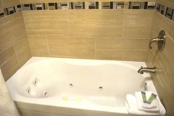 Hot Tub 56 of 65