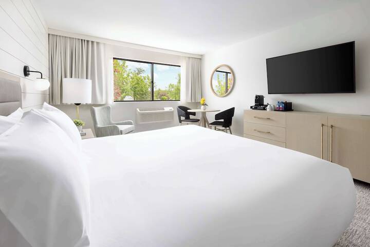 The Pell - Part of JdV by Hyatt