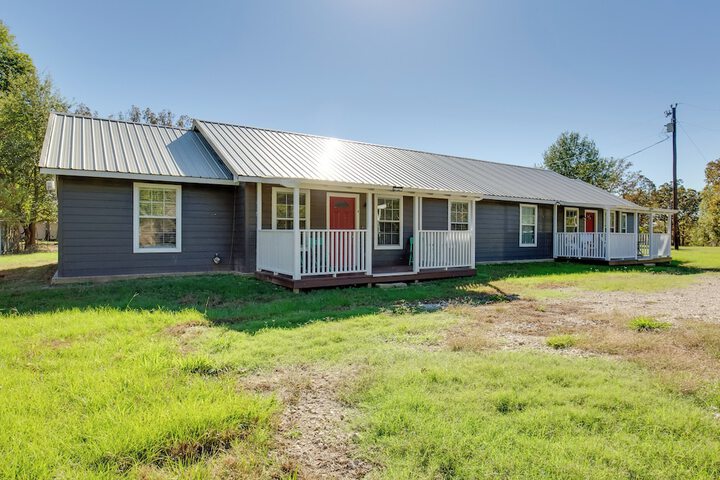 Waterfront Lake Fork Getaway w / Dock Access