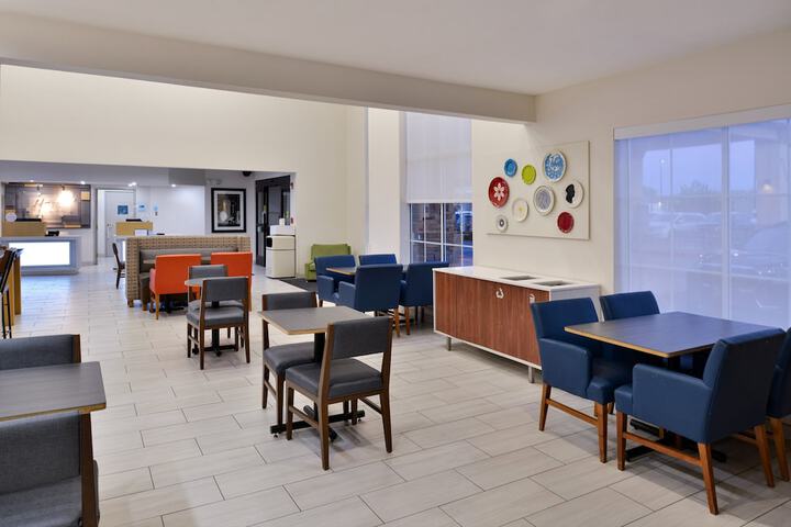 Holiday Inn Express Farmington - Bloomfield by IHG