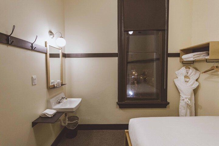Room 11 of 31