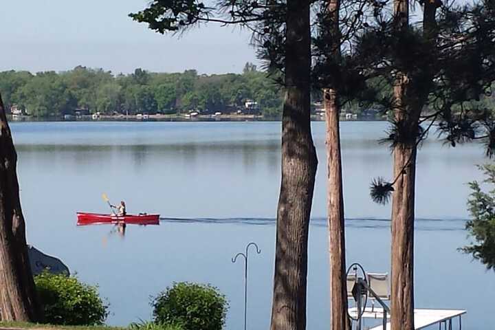 Lake Ripley Lodge w Lake Front Rooms Grand Porch, Kayaks & Paddleboard
