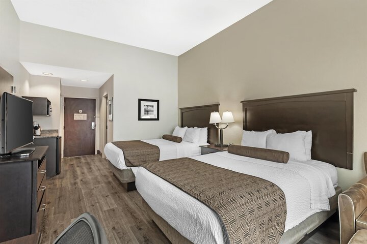Best Western Plus Chain of Lakes Inn & Suites