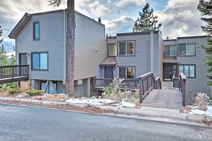2 Mi to Heavenly Mountain: Tahoe Retreat w / Views