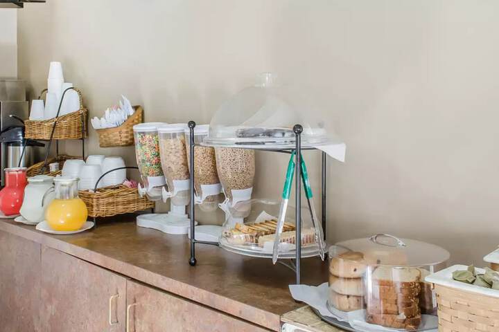 Breakfast/Coffee Service 28 of 32