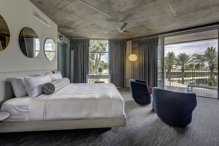 Room 43 of 165