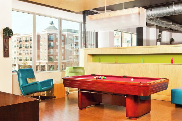 Lounge 18 of 25