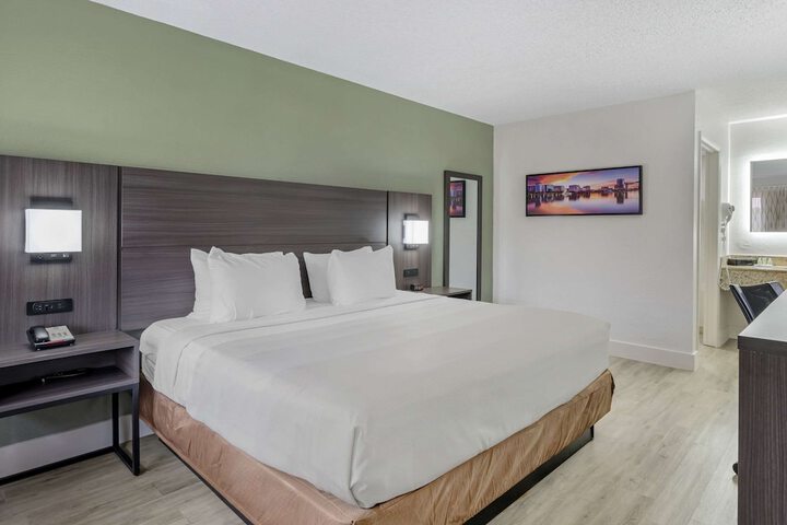 Room 17 of 35