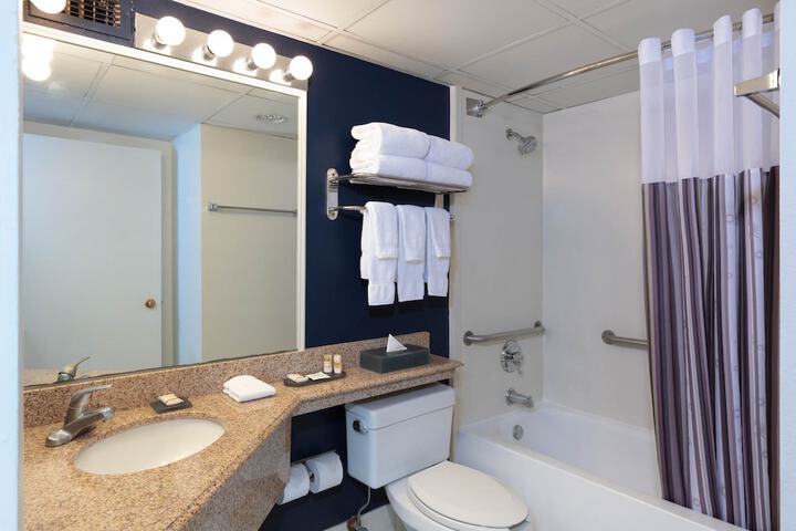 La Quinta Inn & Suites by Wyndham Secaucus Meadowlands