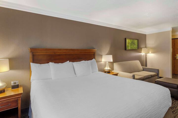 Best Western Plus Landmark Inn