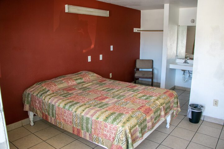 Room 5 of 8