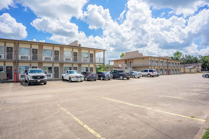 Regency Inn & Suites by OYO Bay City TX