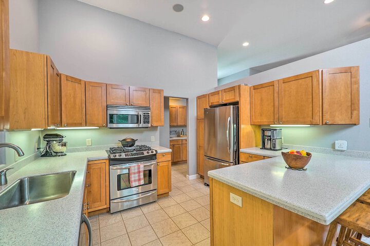 Cozy Whitehall Hideaway w / Hot Tub + Chiminea!