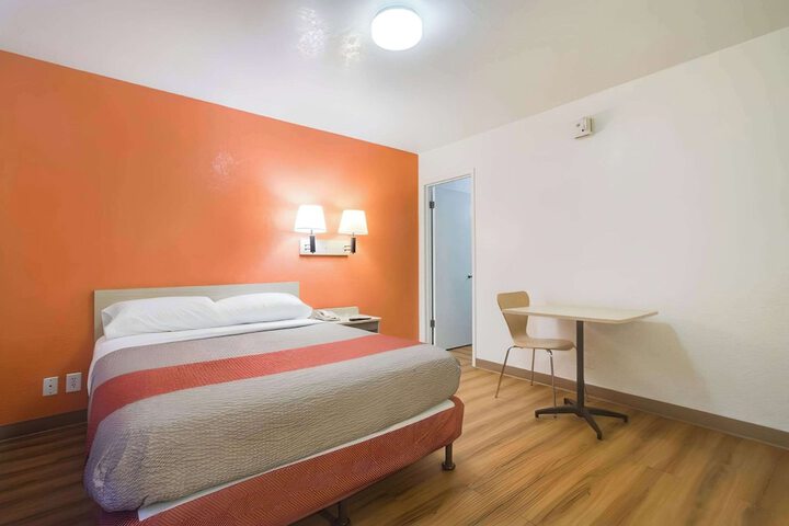 Room 10 of 12