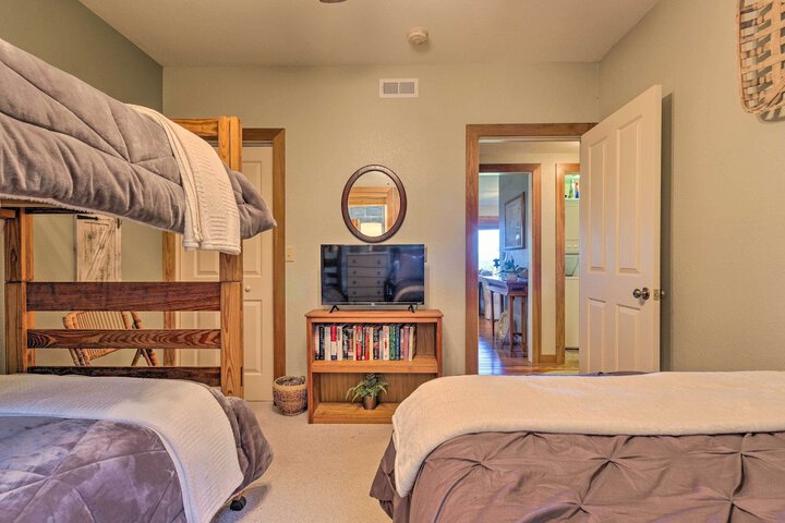 Mountain Air Condo w / Deck & Views Pets Welcome!