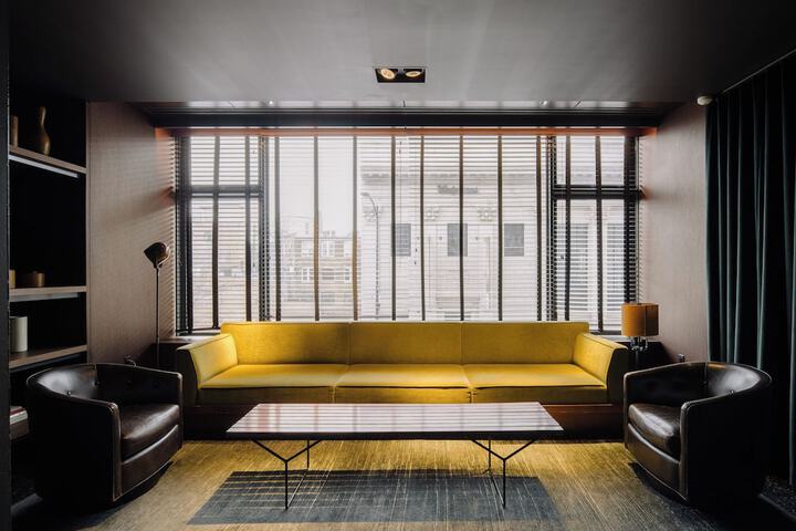 Lounge 77 of 88