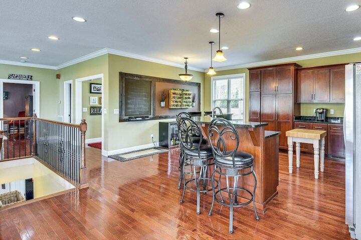 Waterfront Getaway w / Fire Pit + Game Room!