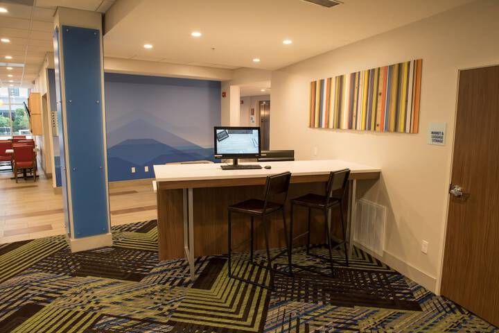 Holiday Inn Express & Suites Merrillville by IHG