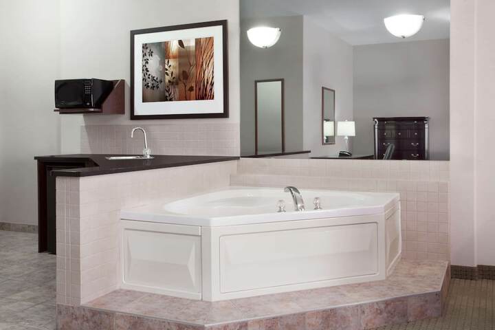 Ramada by Wyndham Weyburn