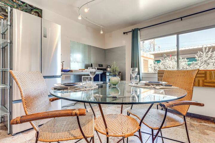Artsy Studio w / Patio: 25 Mi to Santa Fe