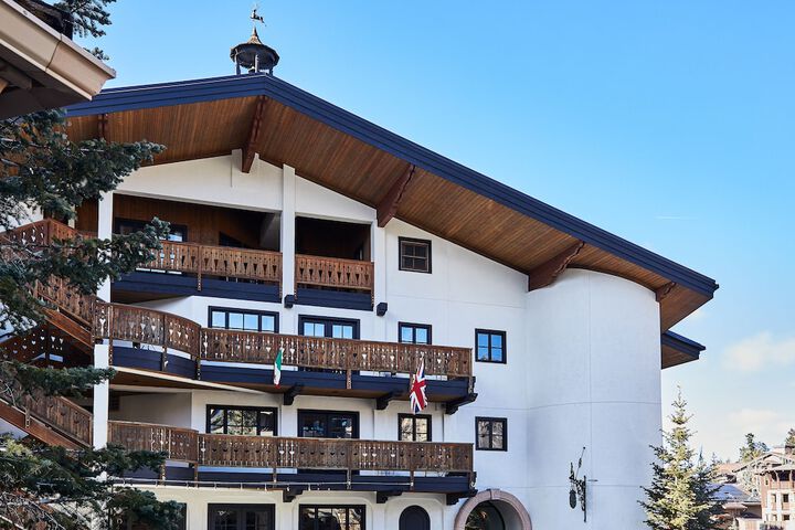 Goldener Hirsch Auberge Collection