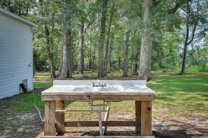 Sunny Florida Escape w / Screened-in Patio & Grill!