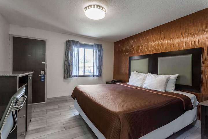 Room 6 of 16