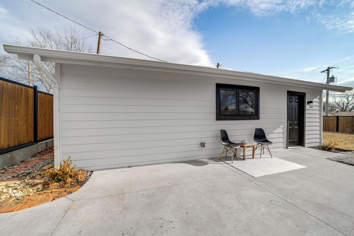 Central & Modern Studio w / Workspace in Owasso!
