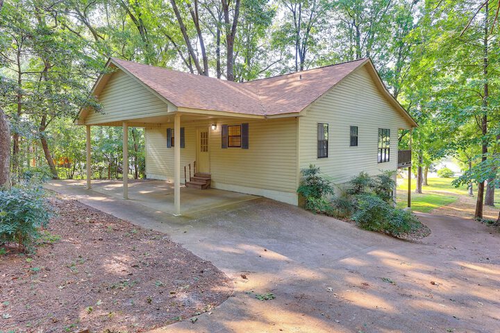 Waterfront Wheeler Lake Home w / Furnished Deck