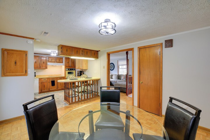 Bluefield Home w / Covered Deck - Near Parks!