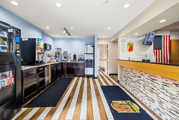 Super 8 by Wyndham Pittsburgh / Monroeville